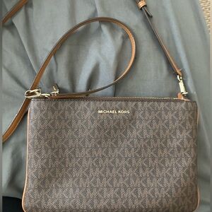 Used authentic Michael kors crossbody